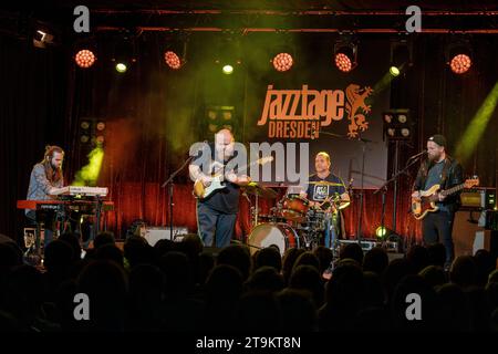 Auftritt von Andreas Kümmert Gitarre, Gesang mit dem Programm Working Class Hero in den Ostrastudios live im Rahmen der Jazztage Dresden. *** Auftritt von Andreas Kümmert Gitarre, Gesang mit dem Programm Working Class Hero in den Ostrastudios live im Rahmen der Jazztage Dresden Credit: Imago/Alamy Live News Stockfoto