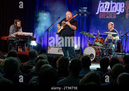 Auftritt von Andreas Kümmert Gitarre, Gesang mit dem Programm Working Class Hero in den Ostrastudios live im Rahmen der Jazztage Dresden. *** Auftritt von Andreas Kümmert Gitarre, Gesang mit dem Programm Working Class Hero in den Ostrastudios live im Rahmen der Jazztage Dresden Credit: Imago/Alamy Live News Stockfoto