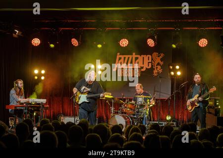 Auftritt von Andreas Kümmert Gitarre, Gesang mit dem Programm Working Class Hero in den Ostrastudios live im Rahmen der Jazztage Dresden. *** Auftritt von Andreas Kümmert Gitarre, Gesang mit dem Programm Working Class Hero in den Ostrastudios live im Rahmen der Jazztage Dresden Credit: Imago/Alamy Live News Stockfoto