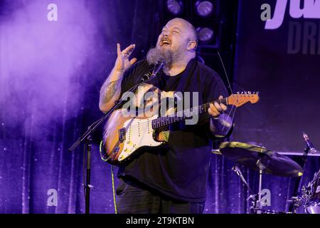 Auftritt von Andreas Kümmert Gitarre, Gesang mit dem Programm Working Class Hero in den Ostrastudios live im Rahmen der Jazztage Dresden. *** Auftritt von Andreas Kümmert Gitarre, Gesang mit dem Programm Working Class Hero in den Ostrastudios live im Rahmen der Jazztage Dresden Credit: Imago/Alamy Live News Stockfoto