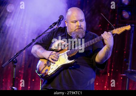 Auftritt von Andreas Kümmert Gitarre, Gesang mit dem Programm Working Class Hero in den Ostrastudios live im Rahmen der Jazztage Dresden. *** Auftritt von Andreas Kümmert Gitarre, Gesang mit dem Programm Working Class Hero in den Ostrastudios live im Rahmen der Jazztage Dresden Credit: Imago/Alamy Live News Stockfoto