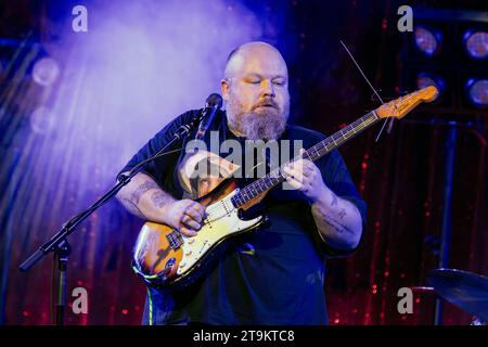 Auftritt von Andreas Kümmert Gitarre, Gesang mit dem Programm Working Class Hero in den Ostrastudios live im Rahmen der Jazztage Dresden. *** Auftritt von Andreas Kümmert Gitarre, Gesang mit dem Programm Working Class Hero in den Ostrastudios live im Rahmen der Jazztage Dresden Credit: Imago/Alamy Live News Stockfoto