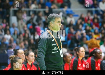 Santander, Spanien, 26. November 2023: Der spanische Trainer Ambrosio Martin während des 3. Tages des Internationalen Turniers der spanischen Frauen 2023 zwischen Spanien und Serbien am 26. November 2023 im Palacio de los Deportes de Santander, Spanien. Quelle: Alberto Brevers / Alamy Live News. Stockfoto