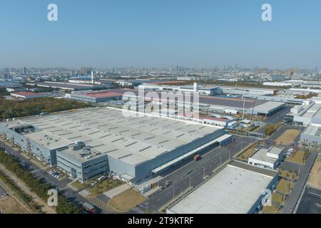 HEFEI, CHINA - 24. NOVEMBER 2023 - Luftbild des Volkswagen Anhui Core Parts Industrial Park und des Volkswagen Anhui Fahrzeugwerks in Hefe Stockfoto
