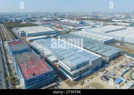 HEFEI, CHINA - 24. NOVEMBER 2023 - Luftbild des Volkswagen Anhui Core Parts Industrial Park und des Volkswagen Anhui Fahrzeugwerks in Hefe Stockfoto