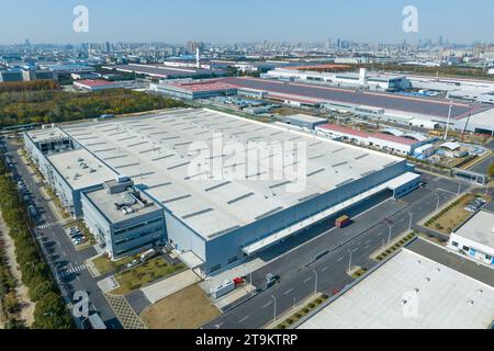 HEFEI, CHINA - 24. NOVEMBER 2023 - Luftbild des Volkswagen Anhui Core Parts Industrial Park und des Volkswagen Anhui Fahrzeugwerks in Hefe Stockfoto