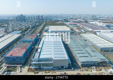 HEFEI, CHINA - 24. NOVEMBER 2023 - Luftbild des Volkswagen Anhui Core Parts Industrial Park und des Volkswagen Anhui Fahrzeugwerks in Hefe Stockfoto