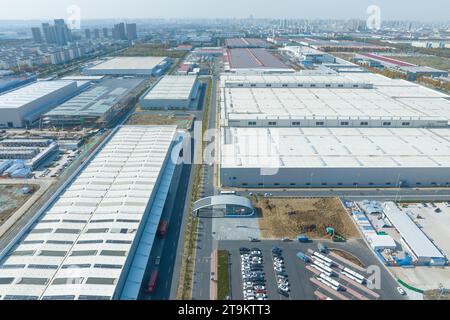 HEFEI, CHINA - 24. NOVEMBER 2023 - Luftbild des Volkswagen Anhui Core Parts Industrial Park und des Volkswagen Anhui Fahrzeugwerks in Hefe Stockfoto