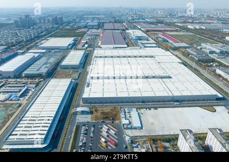 HEFEI, CHINA - 24. NOVEMBER 2023 - Luftbild des Volkswagen Anhui Core Parts Industrial Park und des Volkswagen Anhui Fahrzeugwerks in Hefe Stockfoto