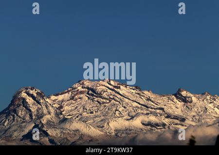 Nicht exklusiv: 25. November 2023, Mexiko-Stadt, Mexiko: Panoramablick auf den Vulkan Iztaccihuatl vom Büro des Bürgermeisters von Xochimilco in Mexiko-Stadt. o Stockfoto