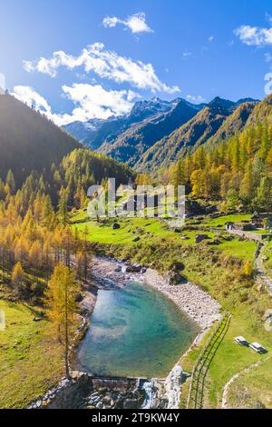 Aus der Vogelperspektive auf den künstlichen See von Peccia, einem kleinen walserdorf im Val Vogna, Riva Valdobbia, Valsesia, Provinz Vercelli, Piemont, Italien, Europa. Stockfoto