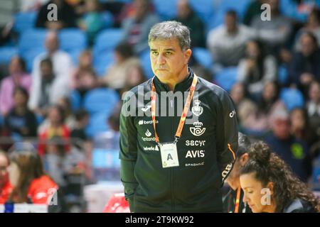 Santander, Spanien, 26. November 2023: Der spanische Trainer Ambrosio Martin während des 3. Tages des Internationalen Turniers der spanischen Frauen 2023 zwischen Spanien und Serbien am 26. November 2023 im Palacio de los Deportes de Santander, Spanien. Quelle: Alberto Brevers / Alamy Live News. Stockfoto