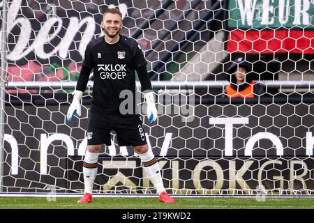 Nijmegen, Niederlande. November 2023. NIJMEGEN, NIEDERLANDE - 26. NOVEMBER: Torhüter Jasper Cillessen von NEC lächelt während des niederländischen Eredivisie-Spiels zwischen NEC Nijmegen und Go Ahead Eagles am 26. November 2023 im Goffertstadion in Nijmegen. (Foto: Broer van den Boom/Orange Pictures) Credit: Orange Pics BV/Alamy Live News Stockfoto