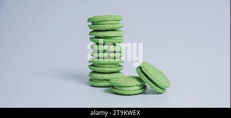 Pyramide bunter französischer Makronen, isoliert auf weißem Hintergrund. Stockfoto