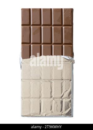 Schokoladenriegel in Aluminiumfolie auf weißem Hintergrund mit Schneidepfad gewickelt Stockfoto
