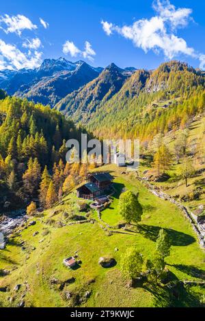 Aus der Vogelperspektive auf die Peccia, ein kleines walserdorf im Val Vogna, Riva Valdobbia, Valsesia, Provinz Vercelli, Piemont, Italien, Europa. Stockfoto