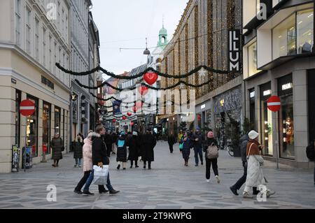 Kopenhagen, Dänemark /26. November 2023/.Shopper und Besucher auf stroeget und genießen weihnachtsdekoration in der Hauptstadt. Photo.Francis Joseph Dean/Dean Pictures Credit: Imago/Alamy Live News Stockfoto