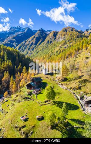 Aus der Vogelperspektive auf die Peccia, ein kleines walserdorf im Val Vogna, Riva Valdobbia, Valsesia, Provinz Vercelli, Piemont, Italien, Europa. Stockfoto