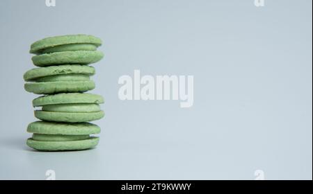 Pyramide bunter französischer Makronen, isoliert auf weißem Hintergrund. Stockfoto