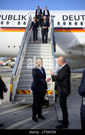 Tel Aviv, Israel. November 2023. Bundespräsident Frank-Walter Steinmeier und seine Frau Elke Büdenbender steigen am Flughafen Ben-Gurion aus einem Luftwaffenflugzeug der Bundeswehr aus, während Bundestagspräsident Bärbel Bas (SPD) am Fuß der Treppe begrüßt wird. Bundespräsident Steinmeier und seine Frau fliegen zusammen mit Bundestagspräsident Bas im Rahmen einer viertägigen Reise in den Nahen Osten nach Israel. Sie fahren dann weiter nach Oman und Katar. Quelle: Bernd von Jutrczenka/dpa/Alamy Live News Stockfoto