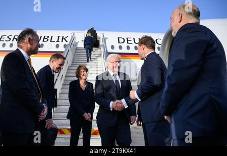 Tel Aviv, Israel. November 2023. Bundespräsident Frank-Walter Steinmeier (3. V. R.) und seine Frau Elke Büdenbender werden am Flughafen Ben-Gurion von Ron Prosor (r), Botschafter Israels in Deutschland, und Steffen Seibert (2. V. R.), Botschafter der Bundesrepublik Deutschland in Israel, begrüßt. Bundespräsident Steinmeier und seine Frau fliegen zusammen mit Bundestagspräsident Bas im Rahmen einer viertägigen Reise in den Nahen Osten nach Israel. Sie fahren dann weiter nach Oman und Katar. Quelle: Bernd von Jutrczenka/dpa/Alamy Live News Stockfoto