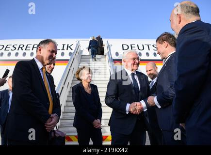 Tel Aviv, Israel. November 2023. Bundespräsident Frank-Walter Steinmeier (4. V. R.) und seine Frau Elke Büdenbender werden am Flughafen Ben-Gurion von Ron Prosor (r), Botschafter Israels in Deutschland, und Steffen Seibert (2. V. R.), Botschafter der Bundesrepublik Deutschland in Israel, begrüßt. Bundespräsident Steinmeier und seine Frau fliegen zusammen mit Bundestagspräsident Bas im Rahmen einer viertägigen Reise in den Nahen Osten nach Israel. Sie fahren dann weiter nach Oman und Katar. Quelle: Bernd von Jutrczenka/dpa/Alamy Live News Stockfoto