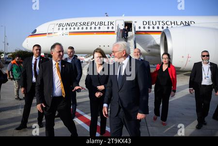 Tel Aviv, Israel. November 2023. Bundespräsident Frank-Walter Steinmeier und seine Frau Elke Büdenbender steigen am Flughafen Ben-Gurion aus einem Luftwaffenflugzeug der Bundeswehr aus. Präsident Steinmeier und seine Frau fliegen zusammen mit Bundestagspräsident Bas im Rahmen einer viertägigen Reise in den Nahen Osten nach Israel. Sie fahren dann weiter nach Oman und Katar. Quelle: Bernd von Jutrczenka/dpa/Alamy Live News Stockfoto