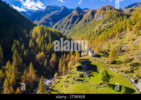 Aus der Vogelperspektive auf die Peccia, ein kleines walserdorf im Val Vogna, Riva Valdobbia, Valsesia, Provinz Vercelli, Piemont, Italien, Europa. Stockfoto