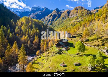 Aus der Vogelperspektive auf die Peccia, ein kleines walserdorf im Val Vogna, Riva Valdobbia, Valsesia, Provinz Vercelli, Piemont, Italien, Europa. Stockfoto