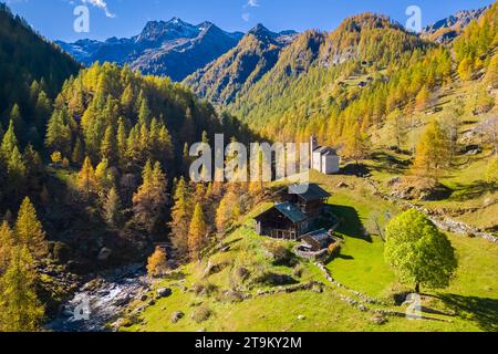 Aus der Vogelperspektive auf die Peccia, ein kleines walserdorf im Val Vogna, Riva Valdobbia, Valsesia, Provinz Vercelli, Piemont, Italien, Europa. Stockfoto