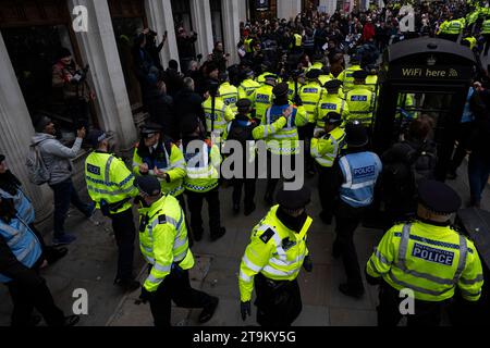 London, Großbritannien. 26. November 2023. Tommy Robinson, Gründer und ehemaliger Führer der rechtsextremen englischen Verteidigungsliga, wurde verhaftet, als er versucht, sich einem Marsch gegen Antisemitismus anzuschließen, einem Protest gegen Antisemitismus in Großbritannien, der von der Kampagne gegen Antisemitismus organisiert wird, beginnend bei den Royal Courts of Justice. Ein vorübergehender Waffenstillstand im israelischen Hamas-Krieg, der mit dem Angriff der Hamas auf Israel am 7. Oktober begann, hat begonnen, die Freilassung einer Reihe israelischer Geiseln durch die Hamas im Austausch für palästinensische Gefangene zu ermöglichen. Quelle: Stephen Chung / Alamy Live News Stockfoto