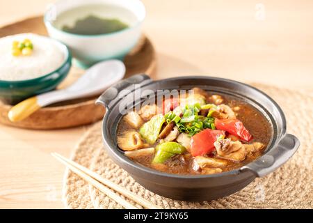 Hühnchen in brauner Sauce geschmort Stockfoto