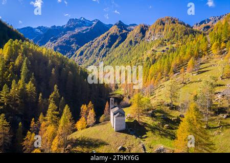 Aus der Vogelperspektive auf die Peccia, ein kleines walserdorf im Val Vogna, Riva Valdobbia, Valsesia, Provinz Vercelli, Piemont, Italien, Europa. Stockfoto