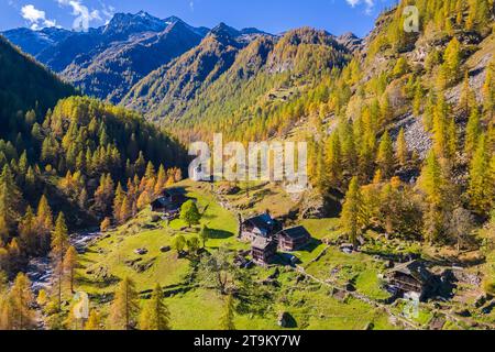 Aus der Vogelperspektive auf die Peccia, ein kleines walserdorf im Val Vogna, Riva Valdobbia, Valsesia, Provinz Vercelli, Piemont, Italien, Europa. Stockfoto