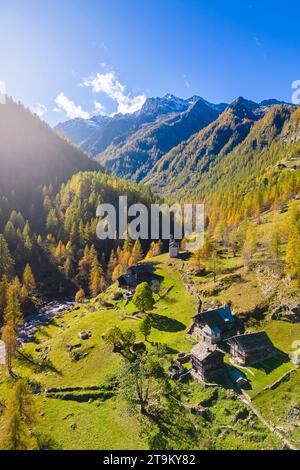 Aus der Vogelperspektive auf die Peccia, ein kleines walserdorf im Val Vogna, Riva Valdobbia, Valsesia, Provinz Vercelli, Piemont, Italien, Europa. Stockfoto