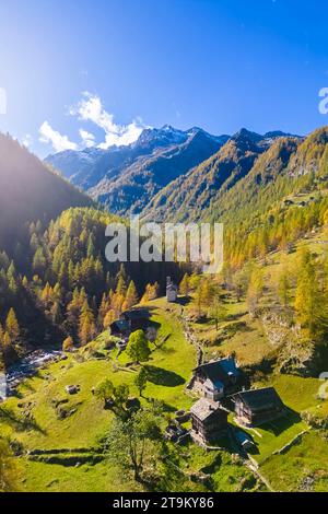 Aus der Vogelperspektive auf die Peccia, ein kleines walserdorf im Val Vogna, Riva Valdobbia, Valsesia, Provinz Vercelli, Piemont, Italien, Europa. Stockfoto