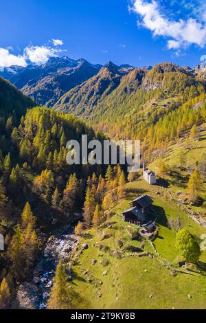 Aus der Vogelperspektive auf die Peccia, ein kleines walserdorf im Val Vogna, Riva Valdobbia, Valsesia, Provinz Vercelli, Piemont, Italien, Europa. Stockfoto