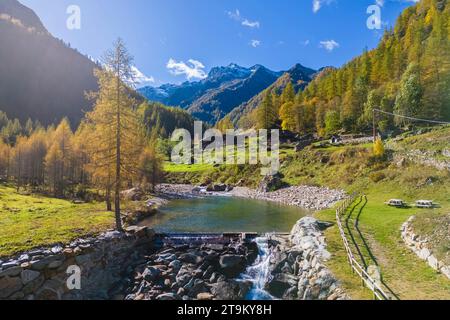 Aus der Vogelperspektive auf den künstlichen See von Peccia, einem kleinen walserdorf im Val Vogna, Riva Valdobbia, Valsesia, Provinz Vercelli, Piemont, Italien, Europa. Stockfoto