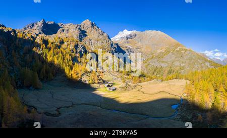 Herbstlicher Blick auf die Alpe Larecchio und den Larecchio See, Val Vogna, Riva Valdobbia, Valsesia, Provinz Vercelli, Piemont, Italien, Europa. Stockfoto