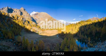 Herbstlicher Blick auf die Alpe Larecchio und den Larecchio See, Val Vogna, Riva Valdobbia, Valsesia, Provinz Vercelli, Piemont, Italien, Europa. Stockfoto