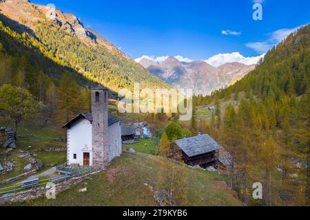 Aus der Vogelperspektive der Kirche San Grato in Peccia, einem kleinen walserdorf im Val Vogna, Riva Valdobbia, Valsesia, Provinz Vercelli, Piemont, Italien, Europa. Stockfoto