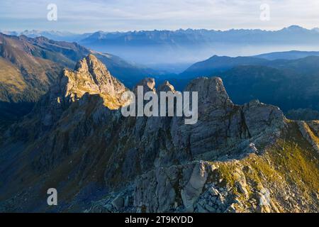 Blick aus der Vogelperspektive auf den Kamm zwischen Gerola Alta und Brembana Tal bei Sonnenaufgang. Ornica, Val Salmurano, Val Brembana, Alpi Orobie, Bergamo, Bergamo Provin Stockfoto