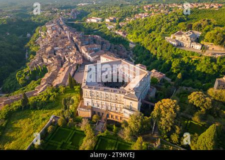 Sonnenaufgang in der fünfeckigen Villa namens Villa Farnese, einem fantastischen Gebäude in Caprarola Stadt. Viterbo District, Latium, Italien, Europa. Stockfoto