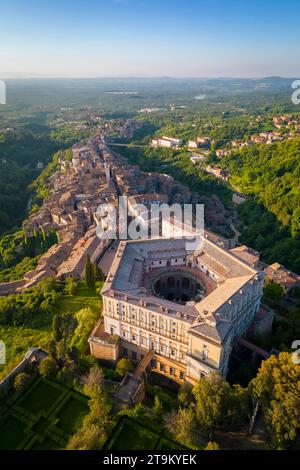 Sonnenaufgang in der fünfeckigen Villa namens Villa Farnese, einem fantastischen Gebäude in Caprarola Stadt. Viterbo District, Latium, Italien, Europa. Stockfoto