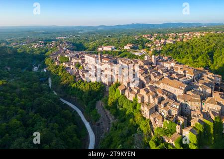 Sonnenaufgang über der Stadt Caprarola. Viterbo District, Latium, Italien, Europa. Stockfoto