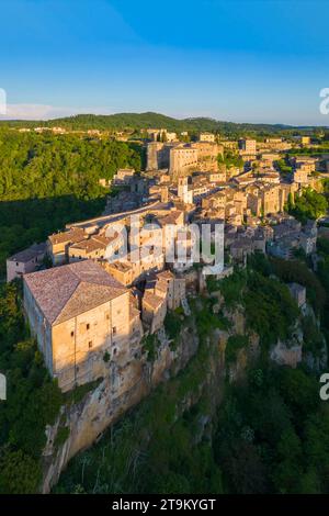 Blick aus der Vogelperspektive auf die Altstadt von Sorano bei Sonnenuntergang. Grosseto District, Toskana, Italien, Europa. Stockfoto