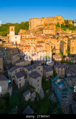 Blick aus der Vogelperspektive auf die Altstadt von Sorano bei Sonnenuntergang. Grosseto District, Toskana, Italien, Europa. Stockfoto