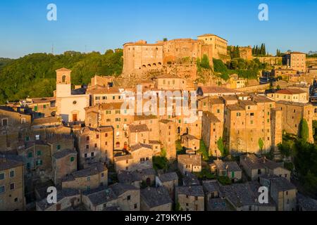 Blick aus der Vogelperspektive auf die Altstadt von Sorano bei Sonnenuntergang. Grosseto District, Toskana, Italien, Europa. Stockfoto