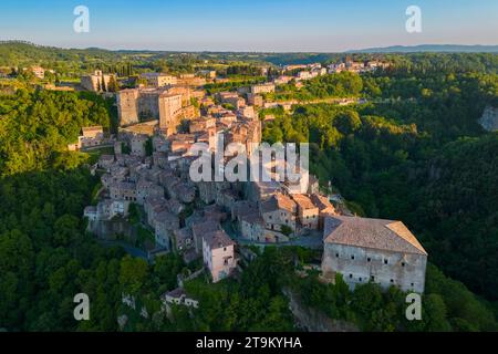 Blick aus der Vogelperspektive auf die Altstadt von Sorano bei Sonnenuntergang. Grosseto District, Toskana, Italien, Europa. Stockfoto