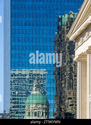 Spiegelbilder des alten Gerichtsgebäudes und des modernen Bürohochhauses in einem Spiegelgebäude in der Innenstadt von St. Louis in Missouri Stockfoto